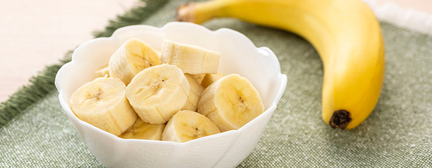 Corte as bananas no prato