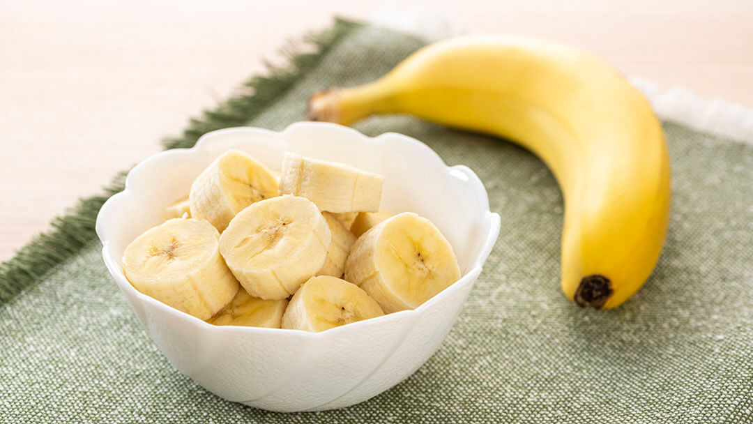 Corte as bananas no prato