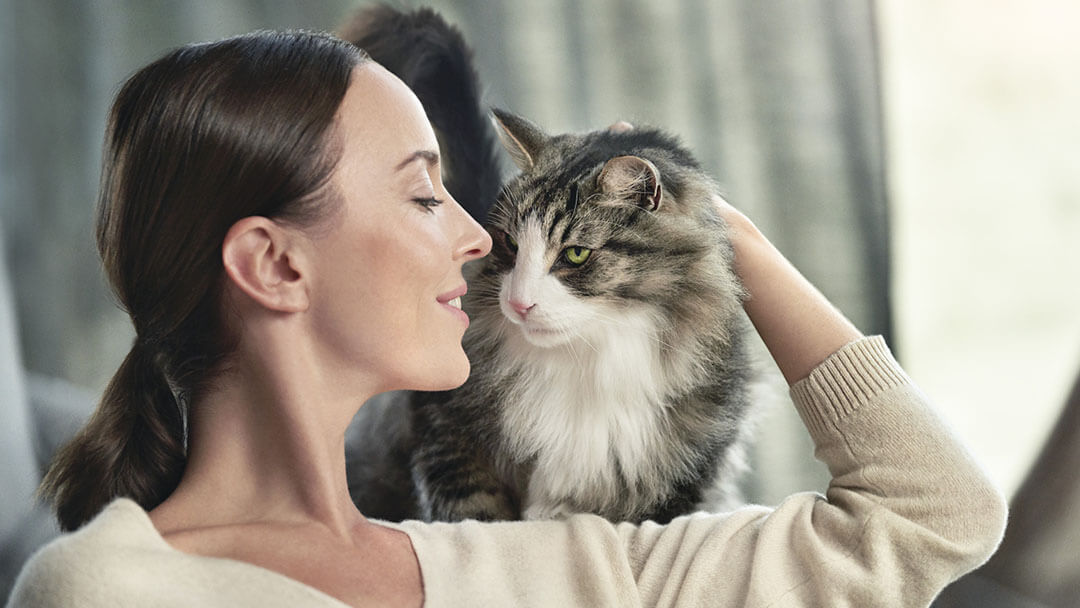 mulher acariciando seu gato