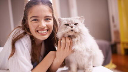 Mulher sorrindo com um gato
