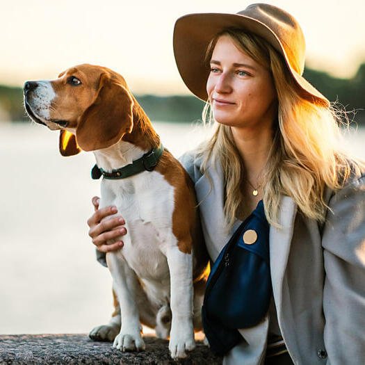Mulher com Beagle perto do rio