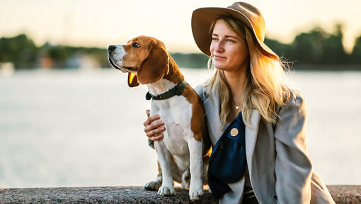 Mulheres com Beagle perto do rio