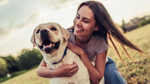 Mulher sorra ir e a abraçar seu cachorro