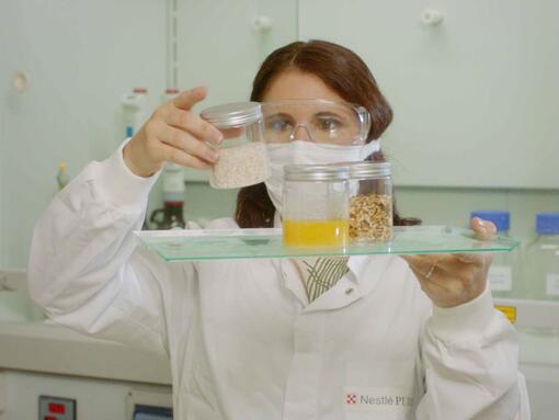 Cientista feminina olhando ingredientes em potes
