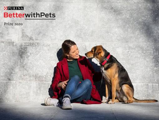 Melhor com animais de estimação prêmio mulher sentada com cachorro