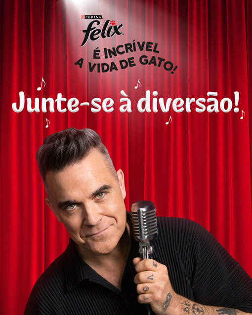 Robbie com microfone