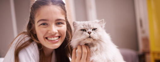 Mulher sorrindo com um gato