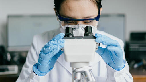 mulher a trabalhar num laboratório