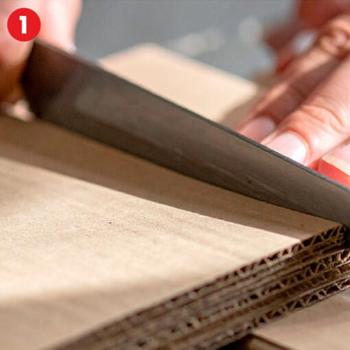 Corta o cartão em tiras com cerca de 7–10 cm de largura.
