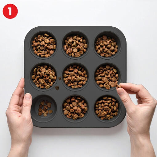 Coloca os petiscos ou ração nos recipientes da forma de muffins.